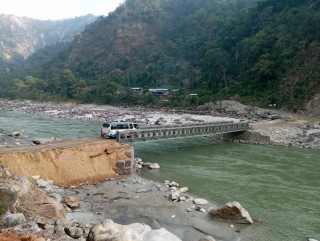 सुनकोसीको अस्थायी बेलिब्रिज हटाउन सुरु