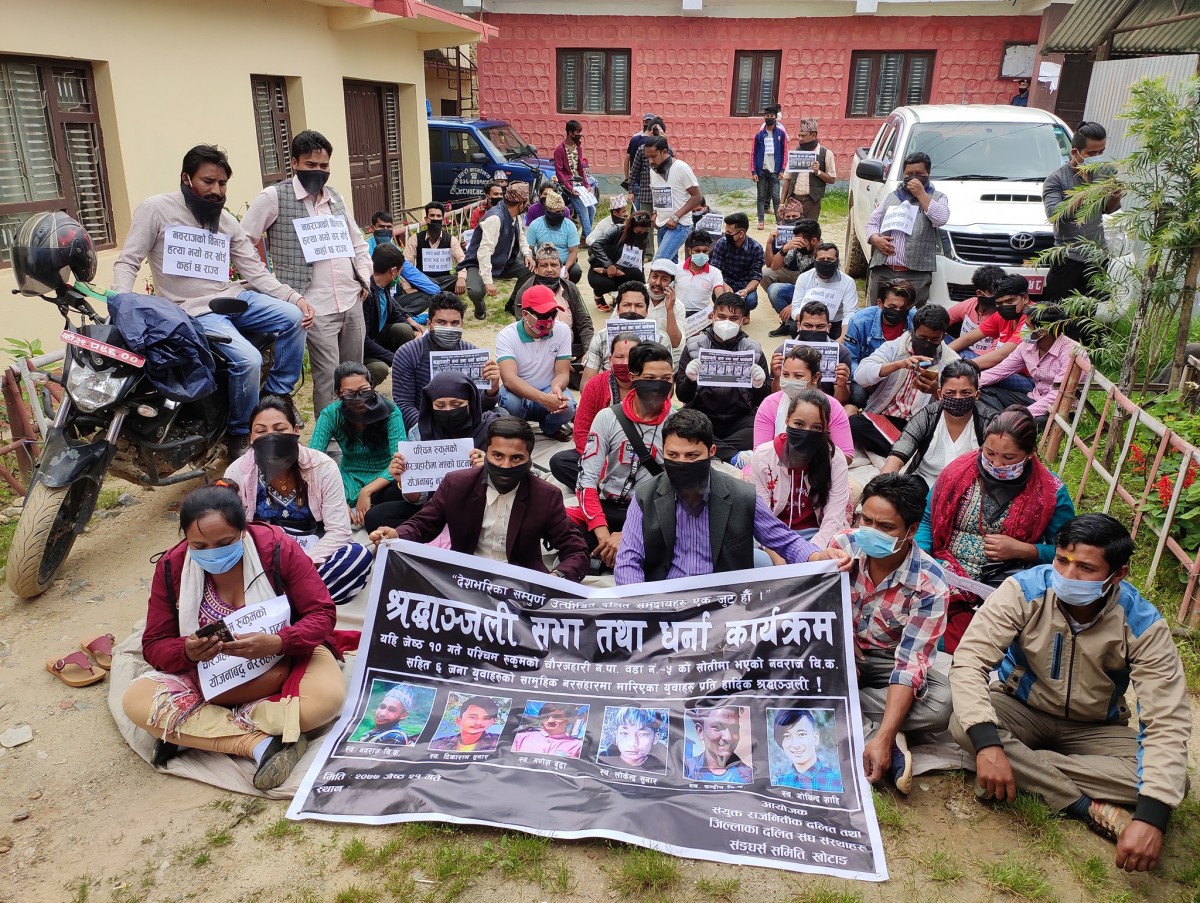 नवराज सहितका युवाको हत्या बिरोधमा प्रशासन अगाडि धर्ना