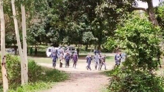 नेपाल र भारत सीमामा शुक्रवार गोली चल्दा एक भारतीय नागरिकको मृत्यु भएको छ भने दुई भारतीय नागरिक र तीन नेपाली प्रहरी घाइते