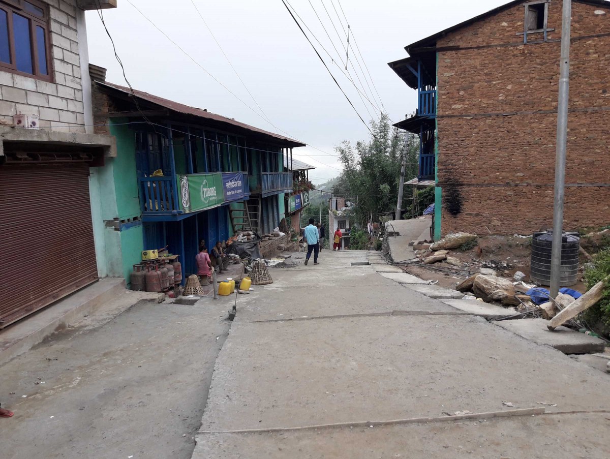 खोटाङको सदरमुकाम दिक्तेल बजार ढलानको काम सुरु