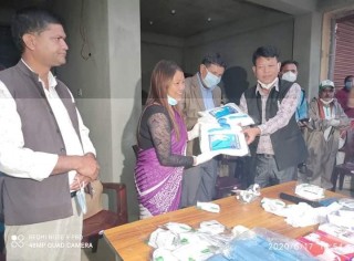 हास्य कलाकारद्धारा खोटाङका दुई नगरपालिकालाई स्वास्थ्य सामग्री प्रदान