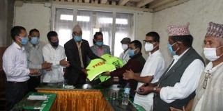 नेपाल प्रेस यूनियन खोटाङले जिल्लाका क्रियासिल पत्रकारलाई प्रेस ज्याकेट