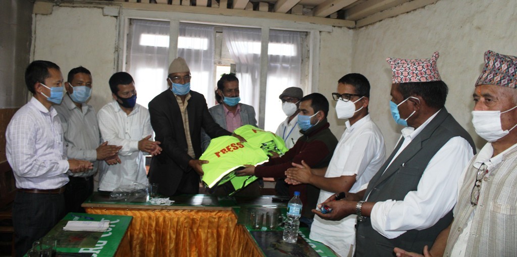 नेपाल प्रेस यूनियन खोटाङले जिल्लाका क्रियासिल पत्रकारलाई प्रेस ज्याकेट