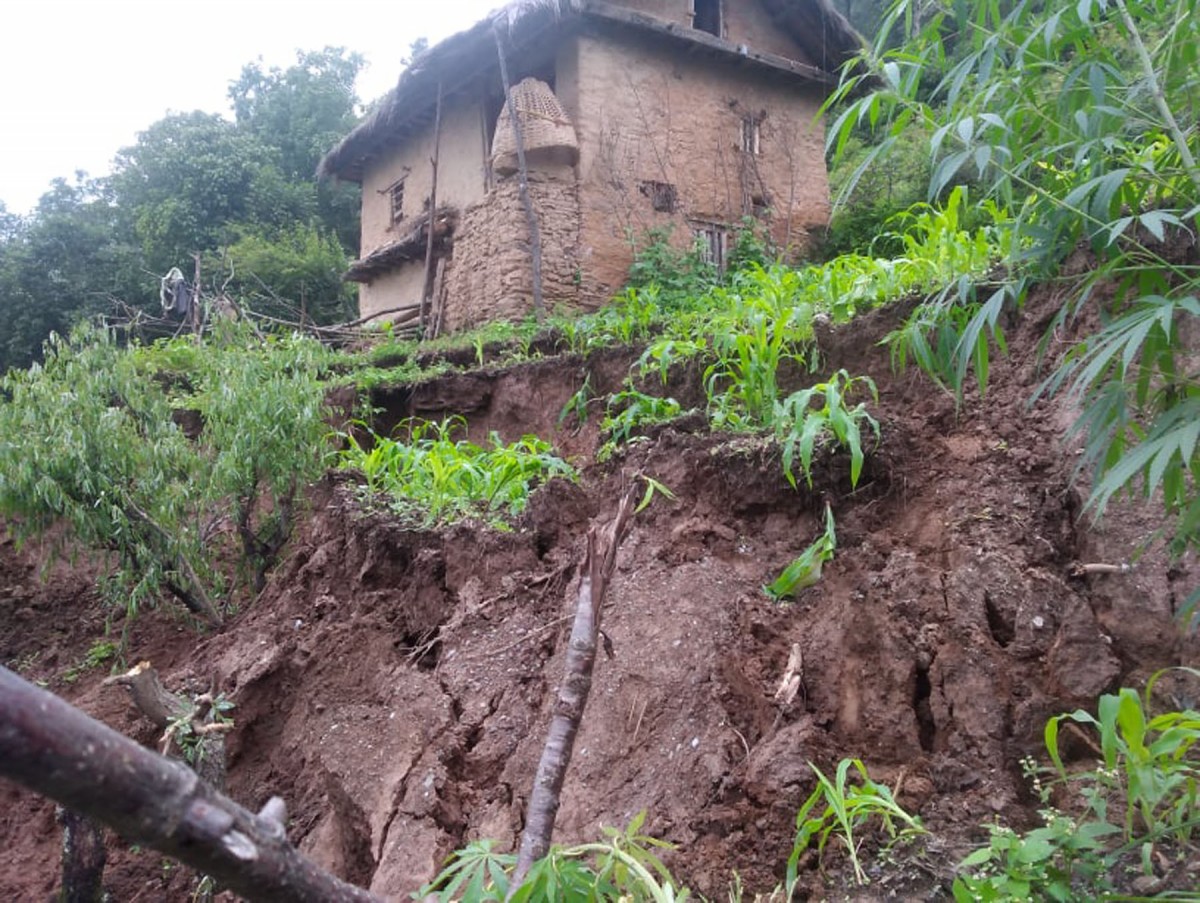 संखुवासभाको सिलिचोङ बेसिन्दामा पहिराको कारण ७ घर बगाउदा ११ जना बेपत्ता