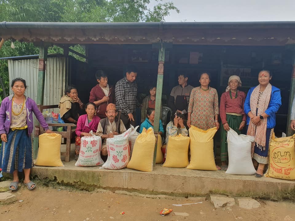 हलेसी तुवाचुङ नगरपालिकाका ६५ घर परिवारलाई खाद्यान्न प्रदान