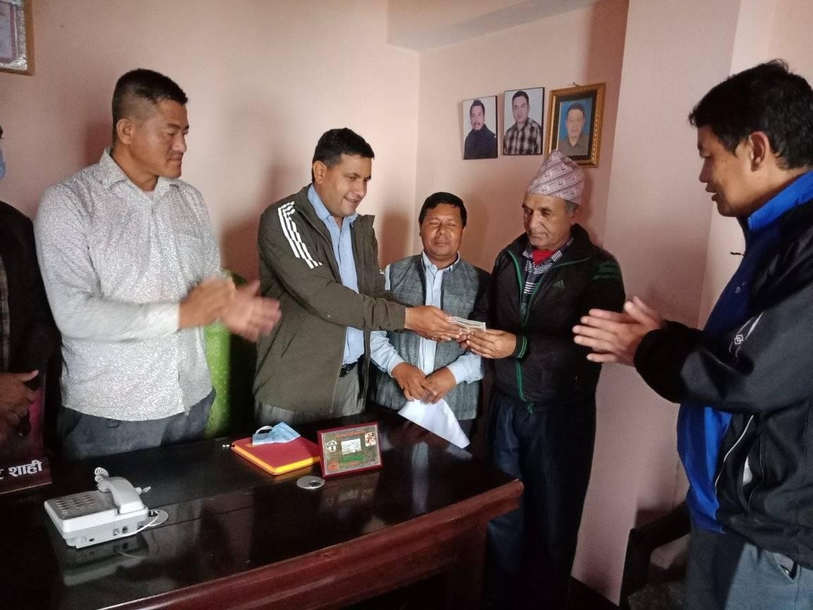 अग्नि पिडित कटवाललाई  खोटाङ यातायात प्रालिकाे आर्थिक सहयोग