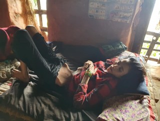 वर्ष दिनदेखि ओछ्यानमा थलिएकी युवतीलाई उपमेयरको पहलमा अस्पताल भर्ना