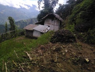 खोटाङको रावाबेँसीमा कान्ले पहिरोले १३ घर जोखिममा