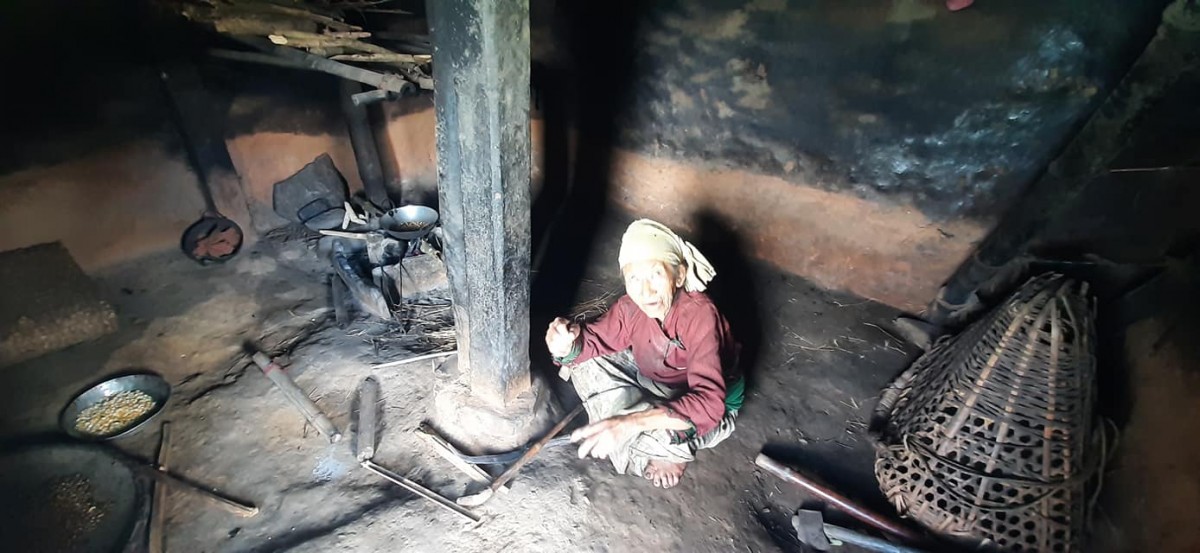 ward helps to old woman (dambarkhu) photo_khotang1 nepalwide.jpg