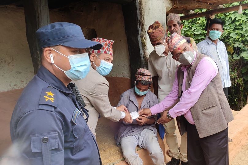 लामीडाँडाका वृद्धालाई नागरिकता प्रदान गर्दै प्रमुख जिल्ला अधिकारी शालिग्राम शर्मा पौडेल र गाउँपालिका अध्यक्ष लिलानाथ निरौला । तस्बिर सौजन्य जिल्ला प्रशासन कार्यालय (2).jpg