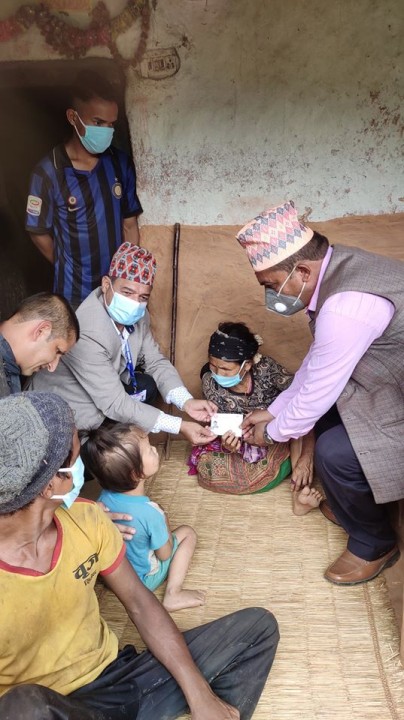 महामारीकै बीचमा अशक्तलाई घरैमा पुगेर नागरिकता प्रदान