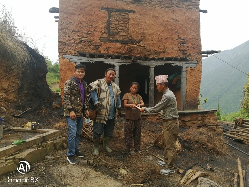 आगलागीबाट बिस्थापित परिवारलाई राहत