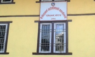 ऐसेलुखर्क गाउँपालिकाका विद्यालयहरुको कक्षा कोठालाई धुलौटो मुक्त बनाईदै