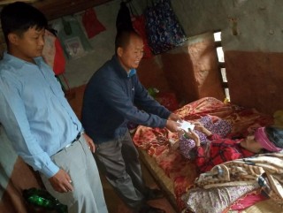 रुखबाट लडेका कारण ओछ्यानमा थलिएकी चिनामायालाई आर्थिक सहयोग 