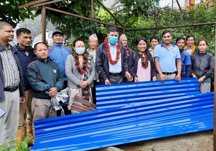 सुधारिएको गोठ निर्माणका लागि कृषकलाई जस्ता प्रदान