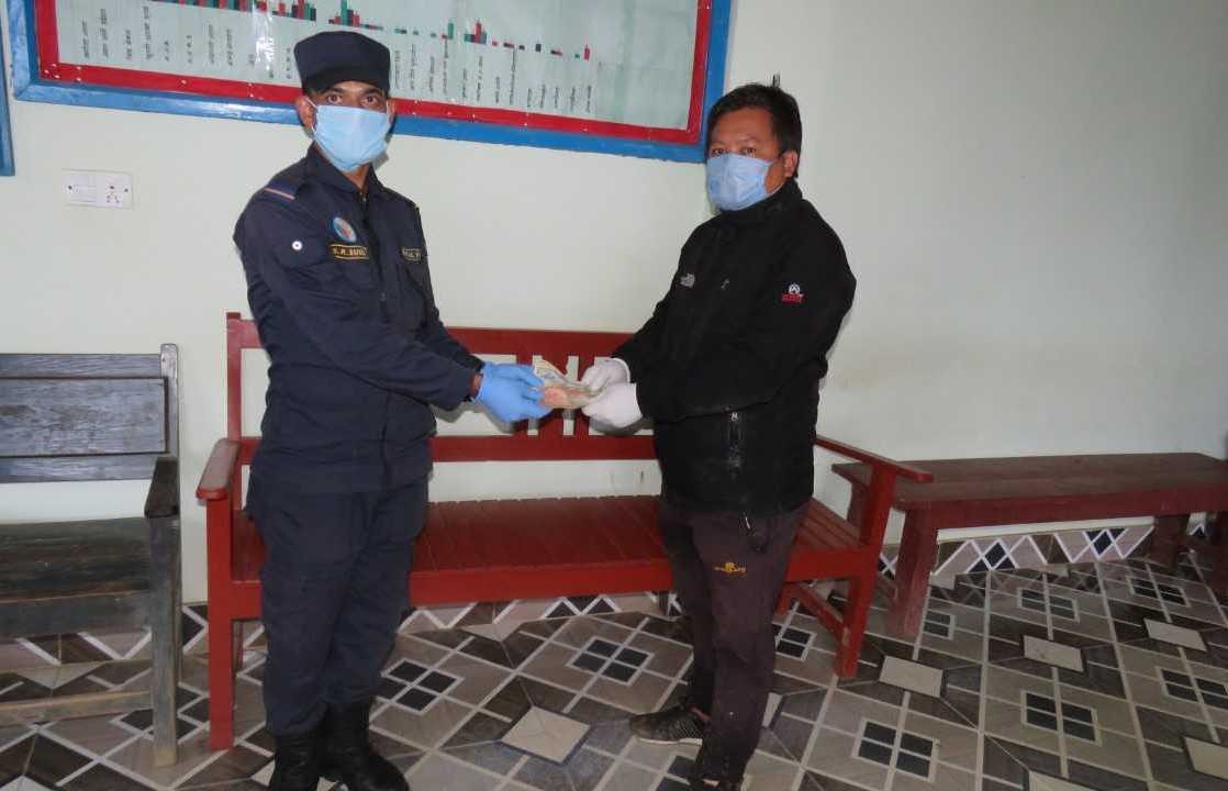 प्रहरीले भेटेको पैसा सम्वन्धित व्यक्तीलाई फिर्ता गरे