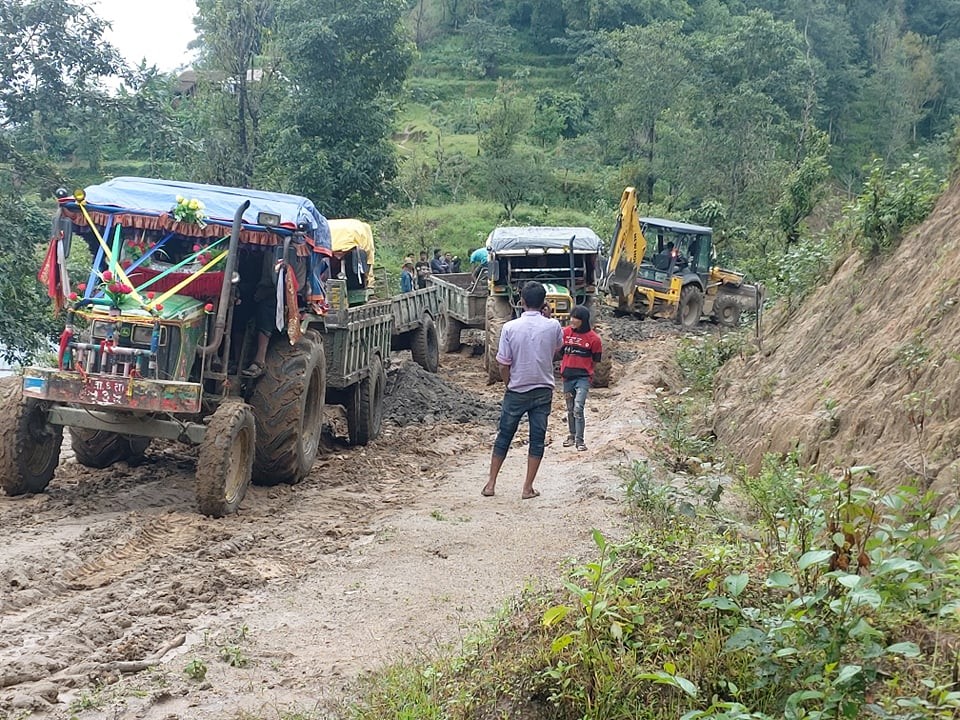 गाउँपालिका र ट्याक्टर व्यवसायीको सहकार्यमा सडक मर्मत सुरु