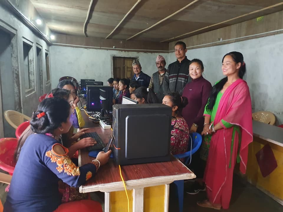 कम्प्यूटरमा झुम्मिदै गाउँका महिला