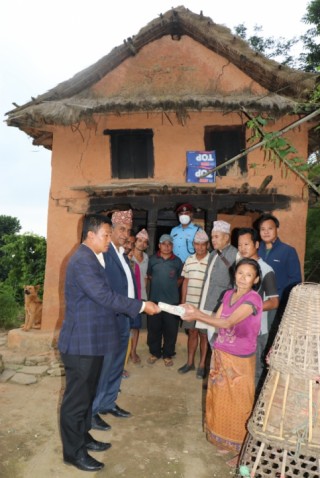 घर चर्किएपछि विस्थापित एकल महिलालाई गाउँपालिकाको आर्थिक सहयोग