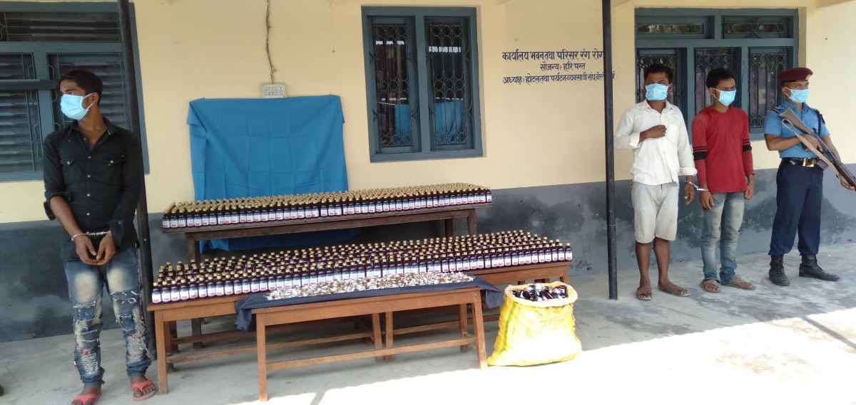 १२ सय बोतलभन्दा बढी लागुऔषधसहित तीन जना पक्राउ
