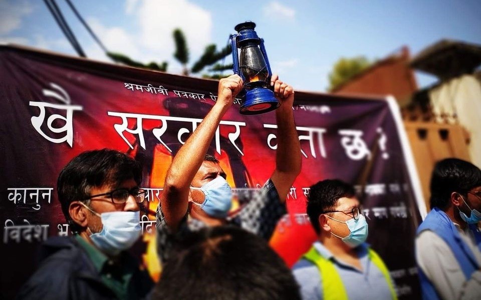 पत्रकारहरुको समस्या समाधानको माग गर्दै लालटिन बालेर प्रदर्शन