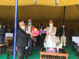खोटेहाङ गाउँपालिकालाई प्रदेश सकारको दमकल र प्रहरी भ्यान