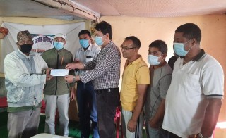 प्राकृतिक विपत्तीको मारमा परेका व्यवसायीलाई बाणिज्य संघ खोटाङको सहयोग