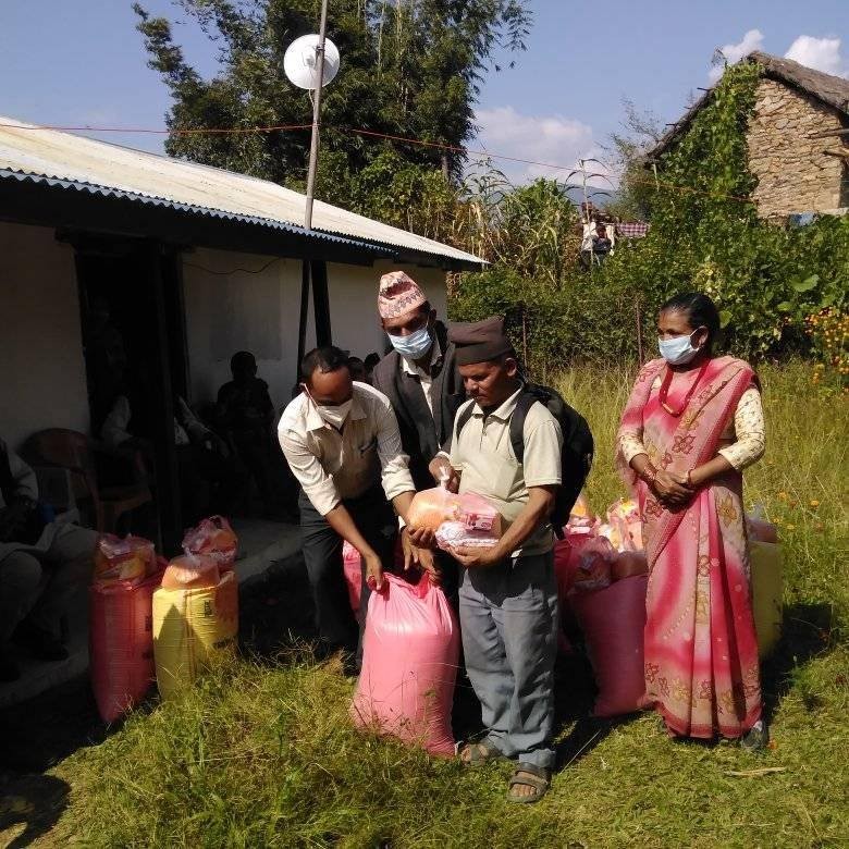 कोरोना पिडित विपन्न परिवारलाई राहत दिँदै रावाबेँसी गाउँपालिका