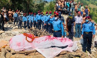 तस्करको समूहद्वारा हत्या गरिएका प्रहरी जवानको सम्मानसहित अछाममा अन्त्येष्टि