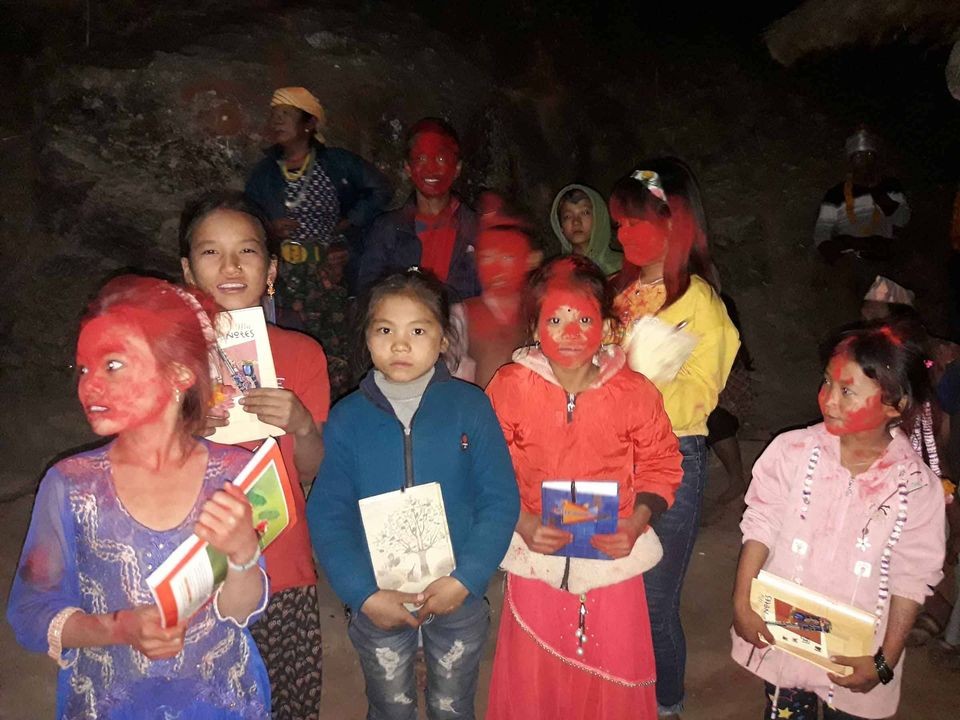हलेशी च्यास्मीटारका उत्कृष्ट छात्र/छात्रा गाउँमै पुरस्कृत