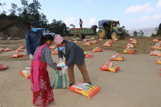 अतिविपन्न तथा लकडाउनकाबेला सुत्केरी भएका महिलालाई खाद्यान्न वितरण सुरु
