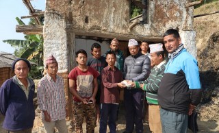आगलागीबाट विस्थापित परिवारलाई गाउँपालिकाको राहत