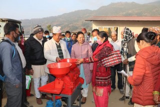 दिप्रुङ चुईचुम्मा गाउँपालिकाद्धारा किसानलाई मिल, थ्रेसर र क्यारेट प्रदान