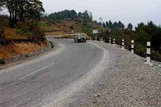 मध्यपहाडी लोकमार्ग दैनिक साढे तीन घण्टा बन्द गरिने