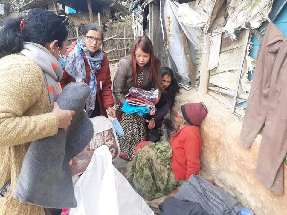 एकल महिला एवं वृद्धालाई चामल र ओढाओछ्यान