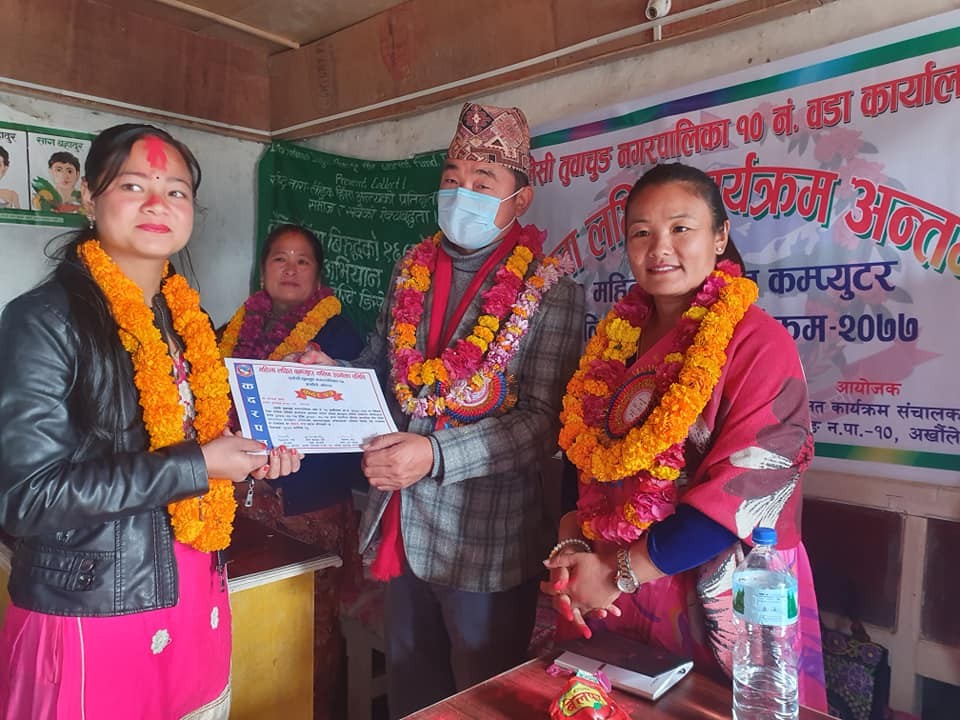 महिलालाई तीन महिने आधारभुत कम्यूटर तालिम