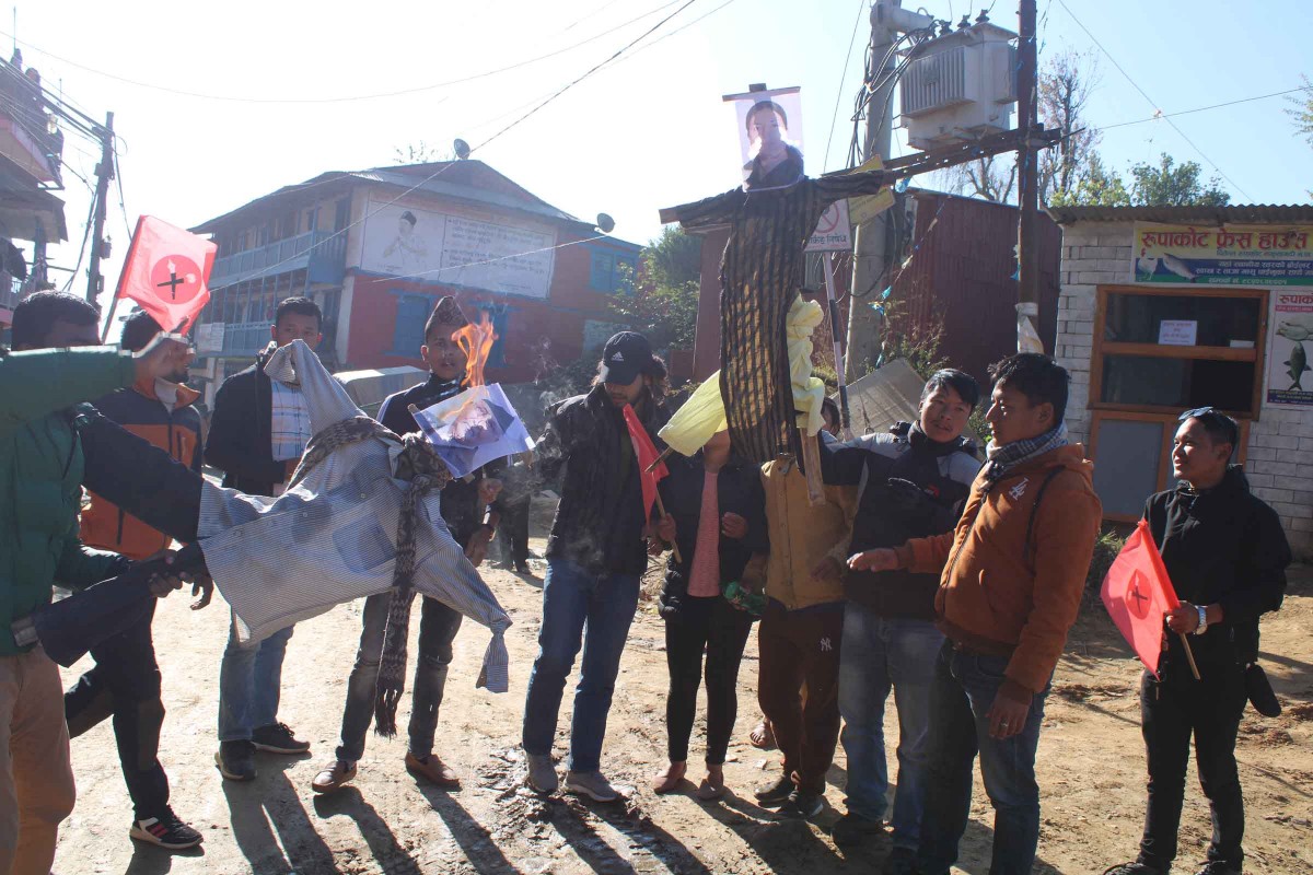 खोटाङमा राष्ट्रपति र प्रधानमन्त्रीको पुत्ला दहन