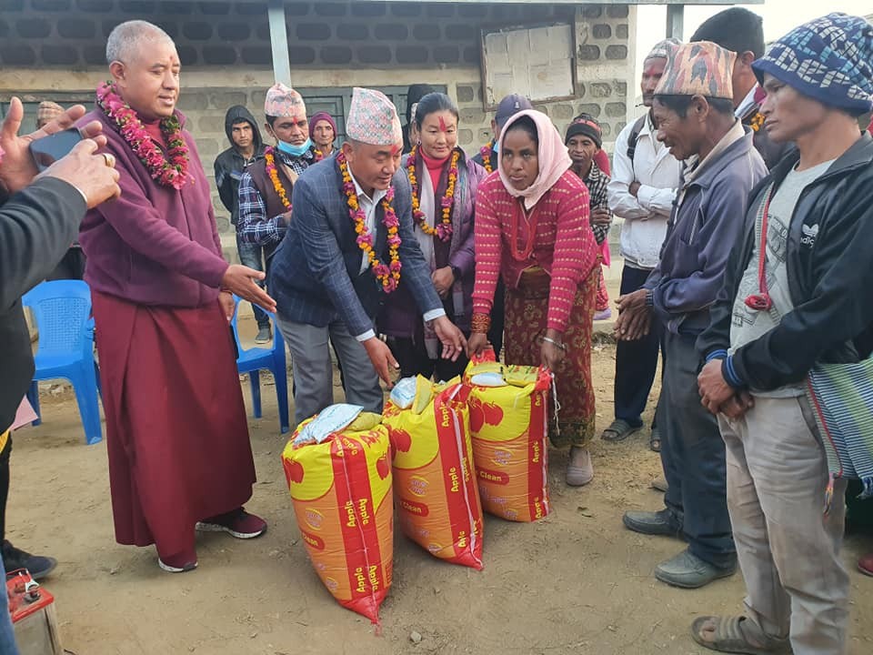 nepal boudha mahayan helps food at dikuwa photo_khotang.jpg