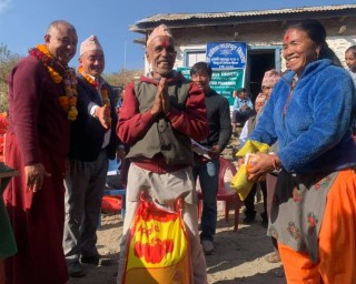 डिकुवाका स्थानीयलाई वौद्ध महायान केन्द्रको खाद्यान्न वितरण