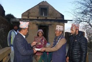 अग्नी पिडितलाई गाउँपालिकाको राहत