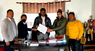 बैंकमार्फत सामाजिक सुरक्षा भत्ता वितरण गर्दै साकेला गाउँपालिका