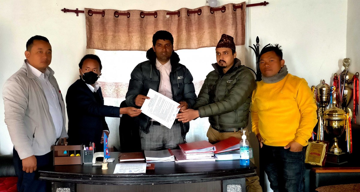 बैंकमार्फत सामाजिक सुरक्षा भत्ता वितरण गर्दै साकेला गाउँपालिका