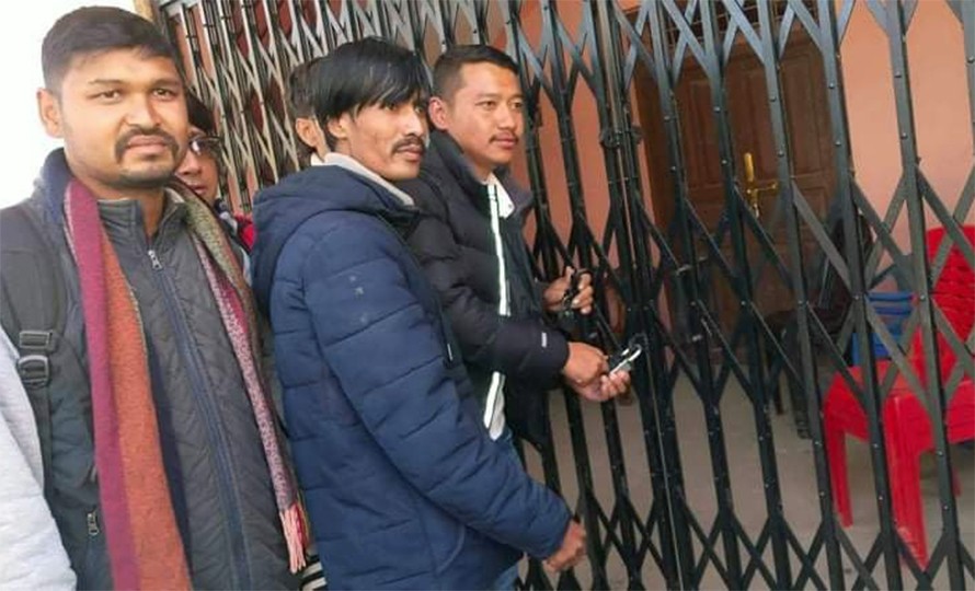 महेश बस्नेतको टोलीले सिन्धुली पार्टी कार्यालयमा ताला