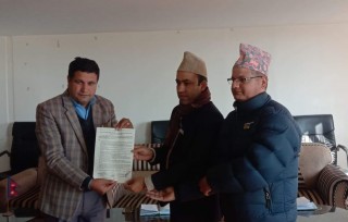 बैंकमार्फत सामाजिक सुरक्षा भत्ता वितरण गर्दै दिक्तेल रुपाकोट मझुवागढी नगरपालिका