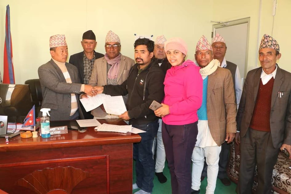 बैंकबाट सामाजिक सुरक्षाभत्ता वितरण गर्दै दिप्रुङ चुईचुम्मा गाउँपालिका