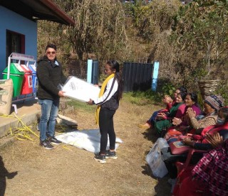 वित्तीय साक्षरता कक्षा लिएका महिलालाई प्लाष्टिक टनेल