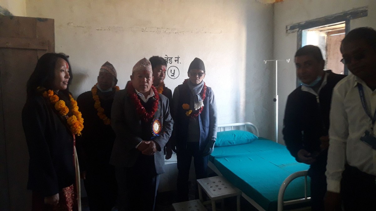 ईन्द्रेणीपोखरीमा कोभिड अस्थायी अस्पताल उद्घाटन गर्दै गाउँपालिका अध्यक्ष प्रदीप राई, उपाध्यक्ष कविता राईलगायत.jpg