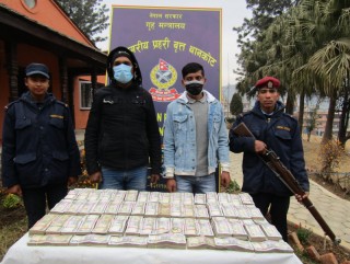स्रोत नखुलेको  एक करोड ४७ लाख ८६ हजारसहित दुई व्यक्ति पक्राउ