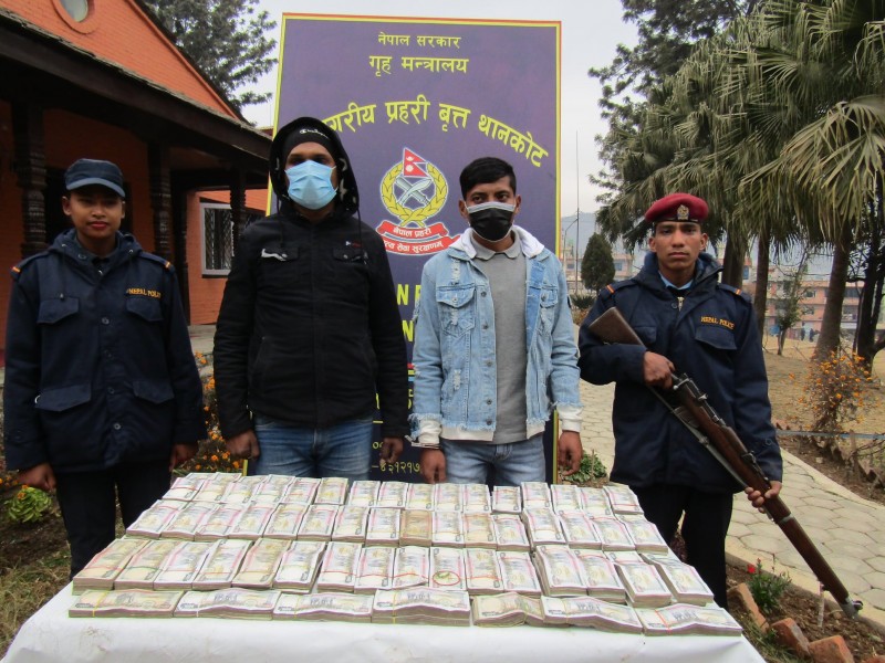 स्रोत नखुलेको  एक करोड ४७ लाख ८६ हजारसहित दुई व्यक्ति पक्राउ