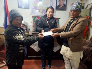 क्यान्सर पिडितलाई जन्तेढुंगा गाउँपालिकाको आर्थिक सहयोग